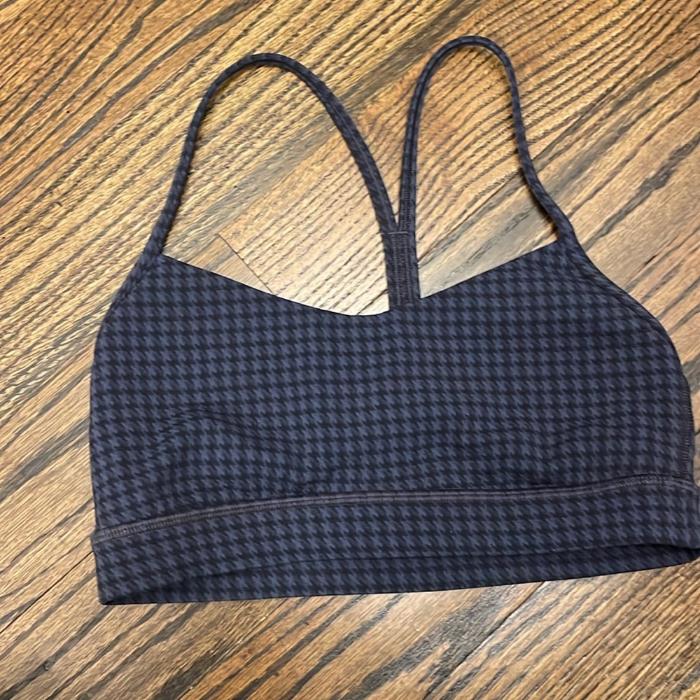 Lululemon flow y bra size 6 in houndstooth. Excellent condition.